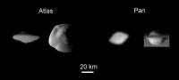 Foto van de maantjes Atlas en Pan door Cassini