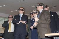Prins Willem Alexander bekijkt het 3D scherm van het Concurrent Design Facility (CDF)