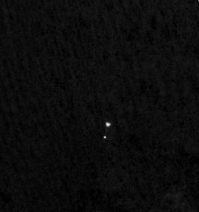 De Phoenix tijdens z'n afdaling, gefotografeerd door de Mars Reconnaissance Orbiter