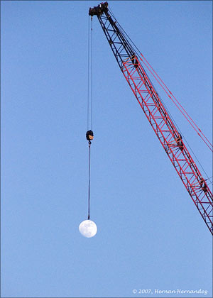Moon over Manhattan (foto: Herman Hernandez)