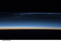 Lichtende nachtwolken vanuit de ISS