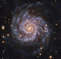 Een voorbeeld van een spiraalstelsel, M74.