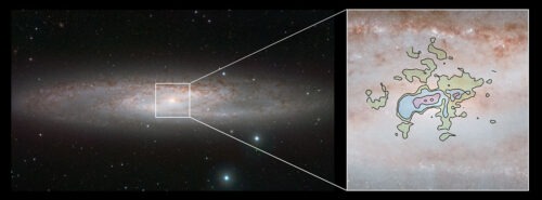 De opname links, gemaakt met ESO's VISTA-telescoop, toont het nabije, heldere spiraalstelsel NGC 253 - ook bekend als het Sculptorstelsel - in het infrarood. De nieuwe detailopname van de koele uitstroom van gas (rechts) is op millimetergolflengten vastgelegd met ALMA.