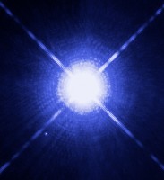 Sirius A en linksonder Sirius B, gemaakt met de Hubble ruimtetelescoop