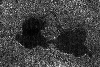 Door Cassini ontdekte tweeling-meer op Titan