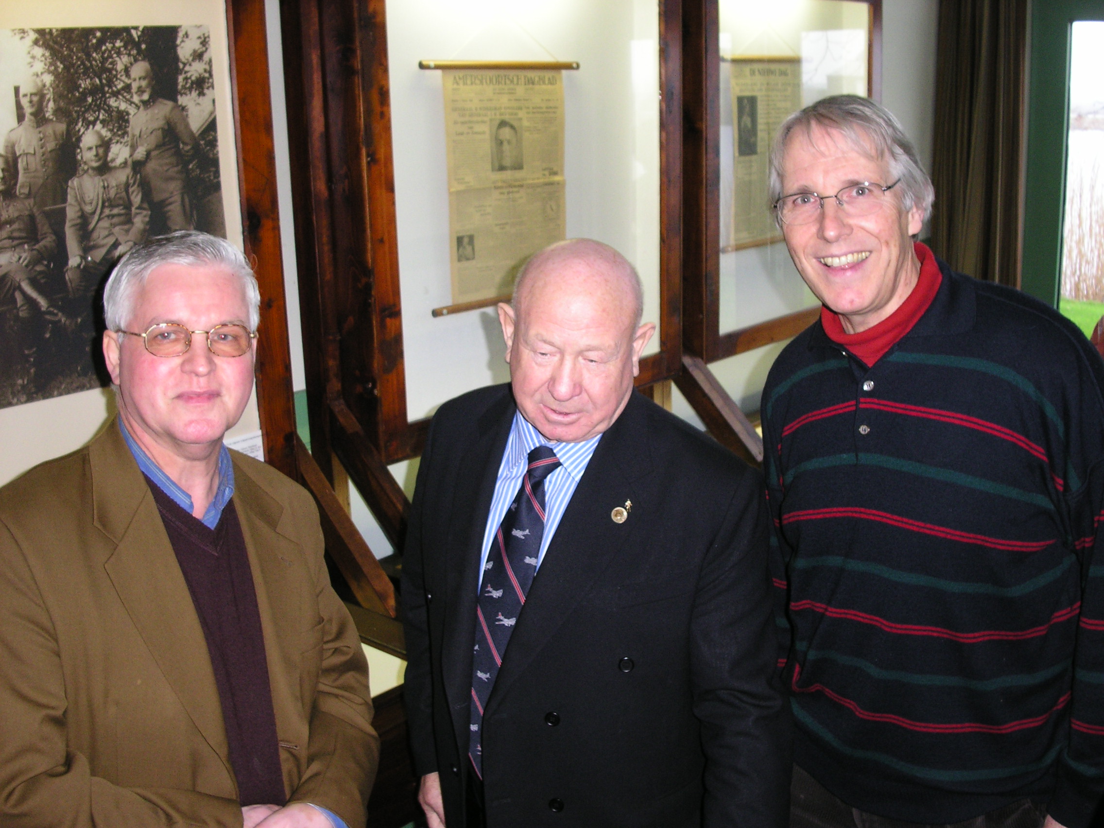 Leonov met Herman Korff (l) en Frans de Winter (r)
