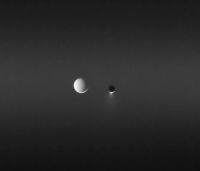Tethys en Enceladus gezusterlijk 'naast' elkaar