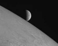 Eén van de New Horizonfoto's van de maan Europa boven Jupiter
