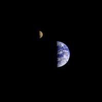 Beroemd plaatje van Aarde en Maan saampies op de foto