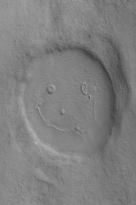 De Happy Face-krater op Mars