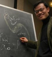 HongSheng Zhao, die denkt dat donkere energie en donkere materie hetzelfde zijn