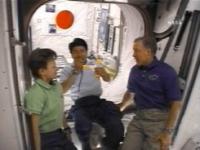 Astronaut Doi met de boemerang in z'n hand