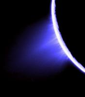 De waterpluim van Enceladus waar Cassini doorheen zal vliegen