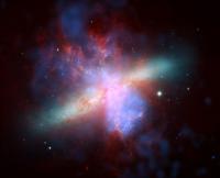 Het stelsel M82, dat qua stervorming lijkt op de jonge sterrenstelsels die Spitzer heeft gevonden