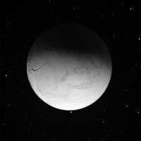 Enceladus steekt prachtig af tegen de sterren