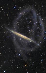 De kannibaal NGC 5907 en daaromheen restanten van een opgegeten dwergstelsel