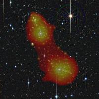 De twee clusters van sterrenstelsels Abell 222 en Abell 223 liggen achter elkaar. De rode band ertussen is een streng van het kosmische web