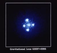 Een voorbeeld van een zwaartekrachtlens, G2237-0305