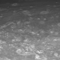 Vele draaikolken in de atmosfeer van Saturnus