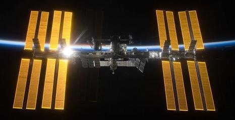 Het ISS met alle zonnepanelen