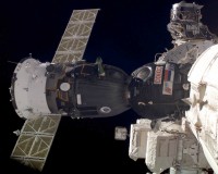 De Soyuz gekoppeld aan het ISS
