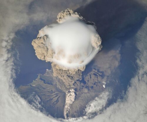 Uitbarsting van de vulkaan Sarychev