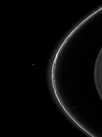 De F-ring met Pandora en Prometheus