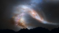 Illustratie van een blik op de sterrenhemel net voor de voorspelde samensmelting van het naburige Andromedastelsel met de Melkweg. Over 3,75 miljard jaar begint de schijf van Andromeda het blikveld te vullen en zijn zwaartekracht verstoringen te veroorzaken in de Melkweg.