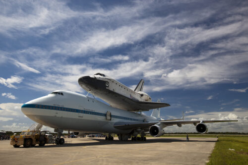 Space Shuttle Endeavour op de rug van NASA's Shuttle Carrier Aircraft