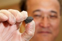 Professor Qing-zhu Yin met een fragment van de Sutter's Mill meteoriet