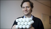 Wetenschapper Peter Schall met een model van de fotonische kristallen.