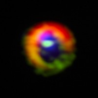 Bij waarnemingen met de Atacama Large Millimeter/submillimeter Array (ALMA) van de schijf van gas en stof rond de jonge ster HD 142527 zijn enorme gasstromen ontdekt die de leemte in de schijf overbruggen. Dit zijn de eerste rechtstreekse waarnemingen van deze stromen, die vermoedelijk worden veroorzaakt door reuzenplaneten die aangroeien door gas uit hun omgeving op te slokken