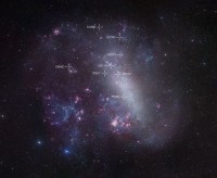 Deze foto toont de Grote Magelhaense Wolk, een klein buurstelsel van de Melkweg. Hierop zijn de posities van acht zwakke en zeldzame, koele bedekkingsveranderlijke dubbelsterren met kruisjes aangegeven (ze zijn te zwak om zichtbaar te zijn op deze foto).