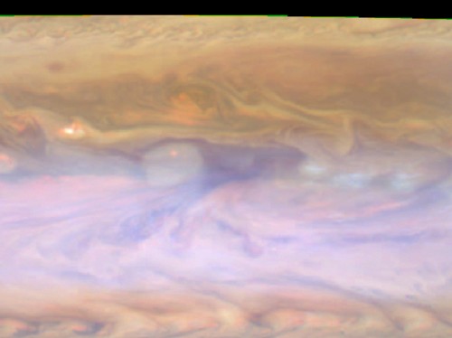Dat donkerblauwe in het midden is de door Cassini gefotografeerde hot spot in de atmosfeer van Jupiter.