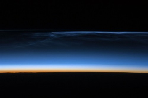 Lichtgevende nachtwolken gezien door het ISS