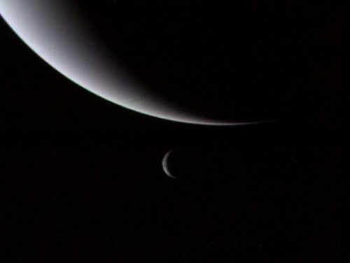 Neptunus en Triton gezien door Voyager 2 in 1989