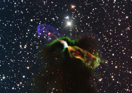 Deze ongekende opname van het Herbig-Haro-object HH46/47 is een combinatie van radiowaarnemingen met de Atacama Large Millimeter/submillimeter Array (ALMA) en veel kortgolvigere waarnemingen in zichtbaar licht met ESO's New Technology Telescope (NTT). De ALMA-waarnemingen (oranje en groen, rechtsonder) van de pasgeboren ster tonen een grote, energierijke jet die van ons af beweegt en die in zichtbaar licht schuilgaat achter stof en gas. Links (in roze en paars) is het zichtbare deel van de jet te zien, die deels op ons afkomt.