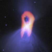 Deze opname van de ALMA-telescoop toont de ware (cilinder)vorm van de Boemerangnevel. Op de achtergrond is de blauwe zandloperstructuur te zien zoals deze in zichtbaar licht wordt waargenomen. (Bill Saxton; NRAO/AUI/NSF; NASA/Hubble; Raghvendra Sahai)