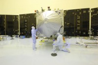 NASA-medewerkers aan de slag met MAVEN in het KSC