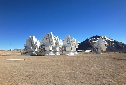 Een kleine groep antennes van de Atacama Large Millimeter/submillimeter Array (ALMA) op de Chajnantor-hoogvlakte in het noorden van Chili. Dit is de derde ESO-sterrenwacht.