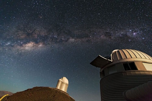 De Zwitserse 1,2-meter Leonhard Euler-telescoop (voor) en de 3,6-meter ESO-telescoop (achter) van de ESO-sterrenwacht op La Silla. La Silla, een berg in het zuidelijke deel van de Atacamawoestijn, is ESO's oudste waarnemingslocatie in Chili. De sterrenwacht ligt 2400 meter boven zeeniveau en kent uitstekende waarnemingsomstandigheden.