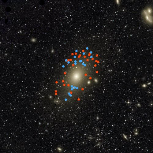 De rode en groene stippen geven de posities aan van de planetaire nevels waarvan de bewegingen verraden dat Messier 87 vrij recent in botsing is gekomen met een kleiner stelsel, dat daarbij volledig is opgeslokt. De rood gemarkeerde nevels bewegen ten opzichte van het stelsel als geheel van ons vandaan, de groene komen op ons af. Credit: A. Longobardi (Max-Planck-Institut für extraterrestrische Physik)/C. Mihos (Case Western Reserve University)/ESO