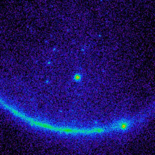 Fermi-opname van de record-heldere gamma-uitbarsting van blazar 3C 279 (midden). De band daaronder is de Melkweg, met rechts de Vela-pulsar. (NASA/DOE/Fermi LAT Collaboration)