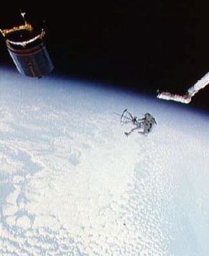 Dale Gardner met een MMU op weg naar de Westar VI satelliet Credit: NASA