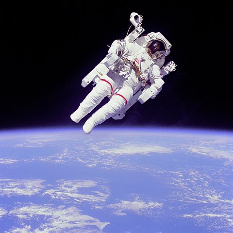 Bruce McCandless tijdens de eerste 'vlucht' met een MMU - Credit: NASA