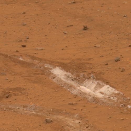 Het spoor dat Marsrover Spirit met z'n kapotte wiel in de Marsgrond trok en dat vol met silica bleek te zitten.