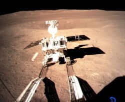 Chinese rover Yutu-2 maakt gestaag meters op ruige zuidpool van de maan