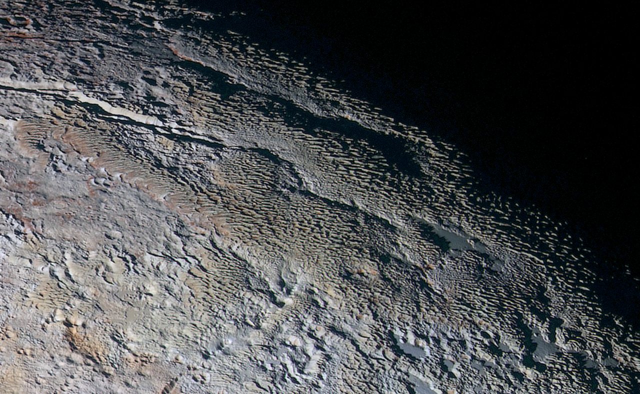 Pluto's bergtoppen - bedekt met methaanijs - ontstaan anders dan die op aarde