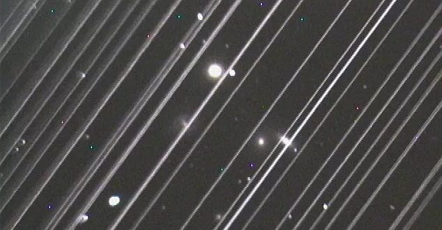 Hoe kunnen we de Starlink satellieten waarnemen aan de hemel?