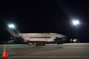 Video: landing X-37B ruimtevliegtuig van de Amerikaanse luchtmacht na recordvlucht van 780 dagen
